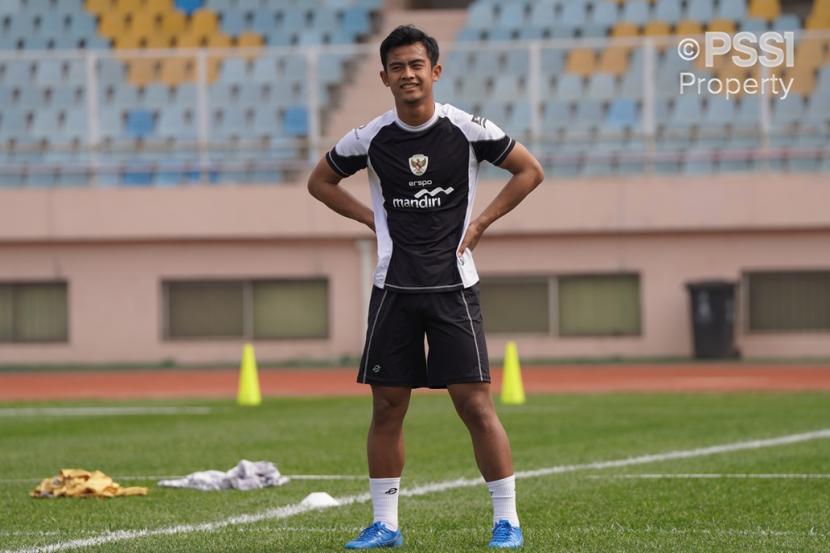 Pratama Arhan saat sesi latihan timnas Indonesia di Qingdao, China.