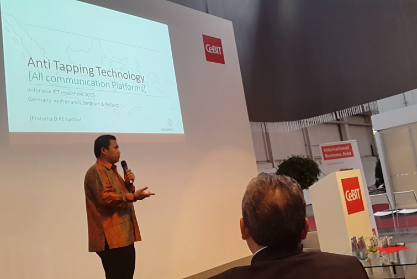 Pratama Persadha sedang memaparkan teknologi enkripsi terkini dalam International Bussiness Forum di arena pameran IT terbesar dunia CeBIT 2015, Hannover Jerman.