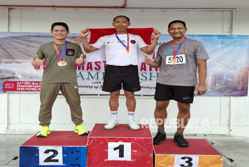 Pratik Murwatno, guru SMA Dian Didaktika Cinere, Depok berhasil meraih empat medali di ajang Malaysian International Open Masters Athletics Championship 2025.