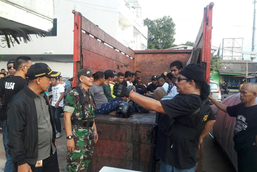  Preman di Cengkareng Ditangkap.  19 preman lahan kosong di Cengkareng, Jakarta Barat, ditangkap pihak kepolisian, Senin (25/2).