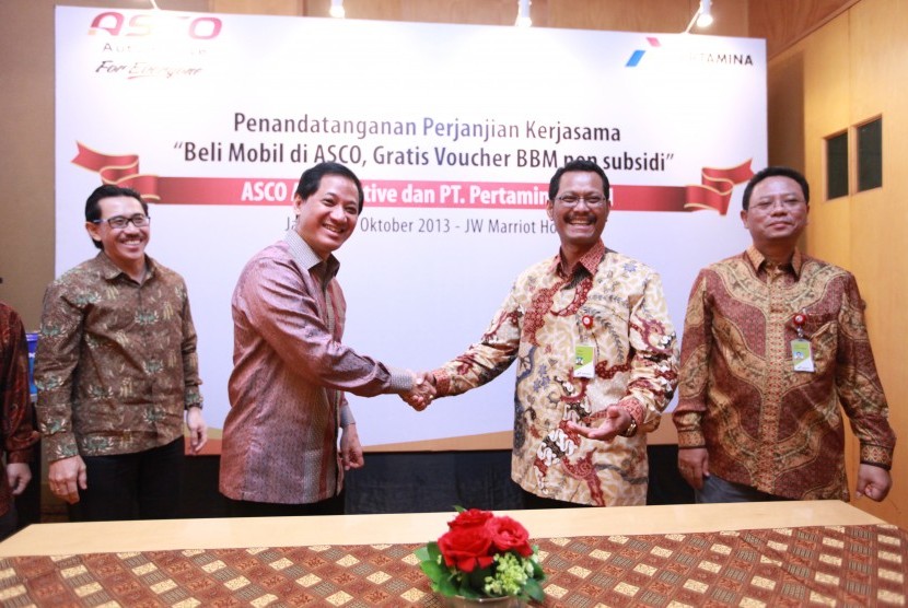 Presdir ASCO Automotive, Stanley Setia Atmadja bersama Direktur Utama PT Pertamina Retail, Toharso usai penandatanganan kerja sama untuk program 'Beli Mobil di ASCO, Gratis BBM Non-Subsidi'