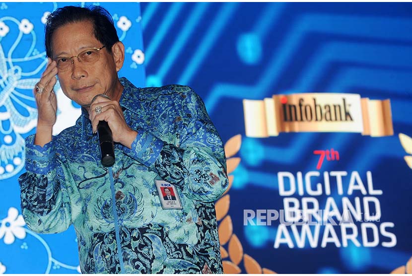 Presdir BCA Jahja Setiaatmadja memberikan presentasi pada seminar sekaligus pemberian Digital Brand Awards 2018 di Jakarta, Rabu (25/4). Pada seminar tersebut Jahja Setiatmadja menyampaikan bagaimana teknologi digital dapat mempermudah hampir seluruh pemenuhan kebutuhan masyarakat dalam berbagai bidang.