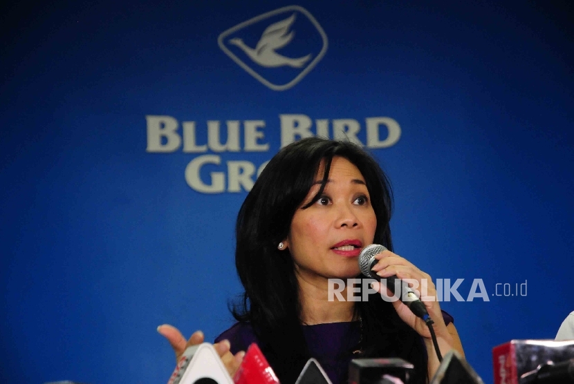 Presdir Blue Bird Group Noni Purnomo memberikan keterangan kepada wartawan terkait demo para sopir taksi di Kantor Pusat Blue Bird, Jakarta, Selasa (22/3). 