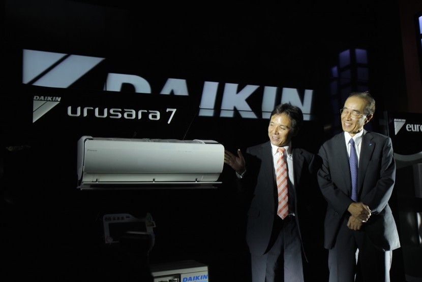 Presdir Daikin Airconditioning Isao Tsumura (kiri)