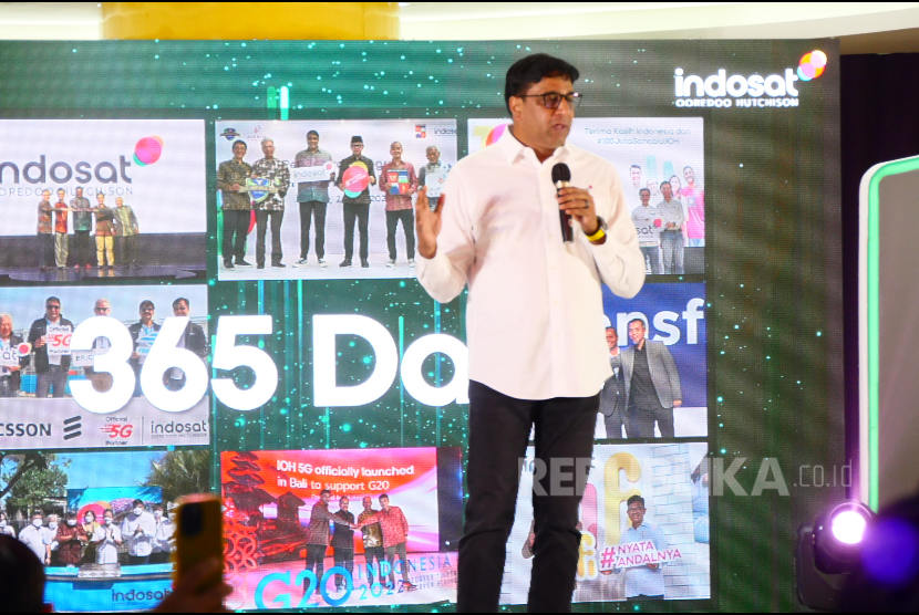 Presdir dan CEO Indosat Ooredoo Hutchison, Vikram Sinha menyampaikan pengantar pada peringatan setahun merger kedua korporasi telko di Jakarta, Rabu (4/1/2023). Indosat Ooredoo Hutchison membukukan performa yang solid pascamerger.