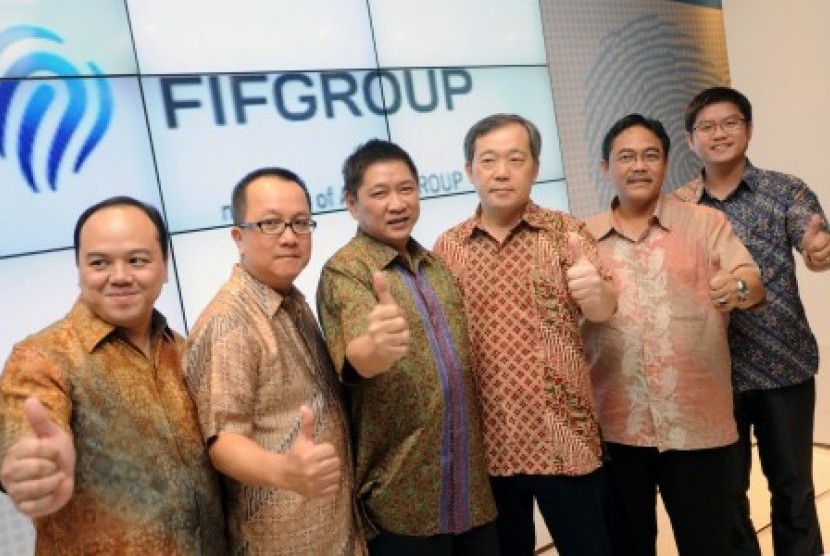Presdir FIF Group Suhartono (3 kiri) bersama jajaran Direksi (dari ki-ka) Hendry Christian, David Iskandar, Rusdimin Adikarta, R. Sutjahja Nugroho dan Djap Tet Fa, mengacungkan jempol di depan logo baru FIF Group, di Jakarta, Kamis (2/5).
