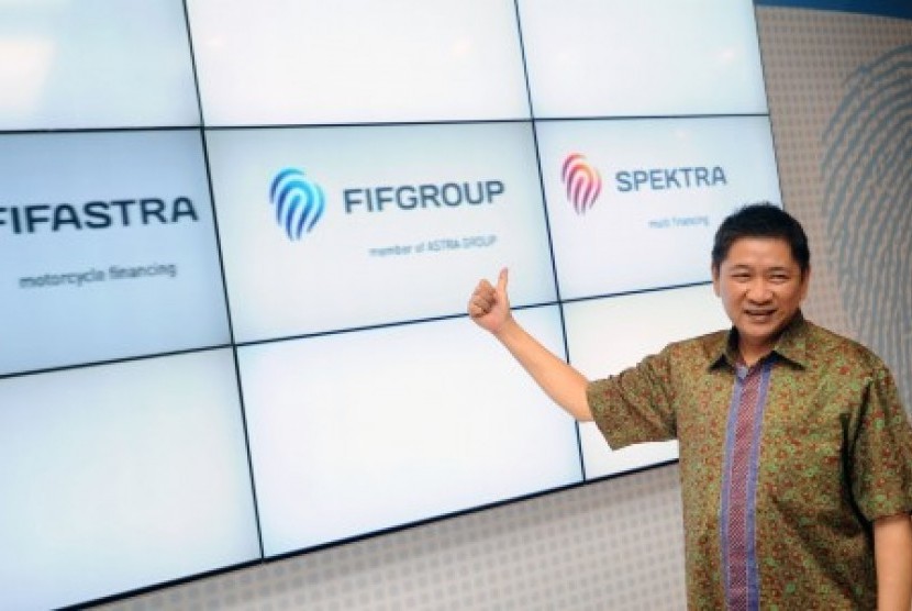 Presdir FIF Group Suhartono mengacungkan jempol di depan logo baru FIF Group, di Jakarta, Kamis (2/5).