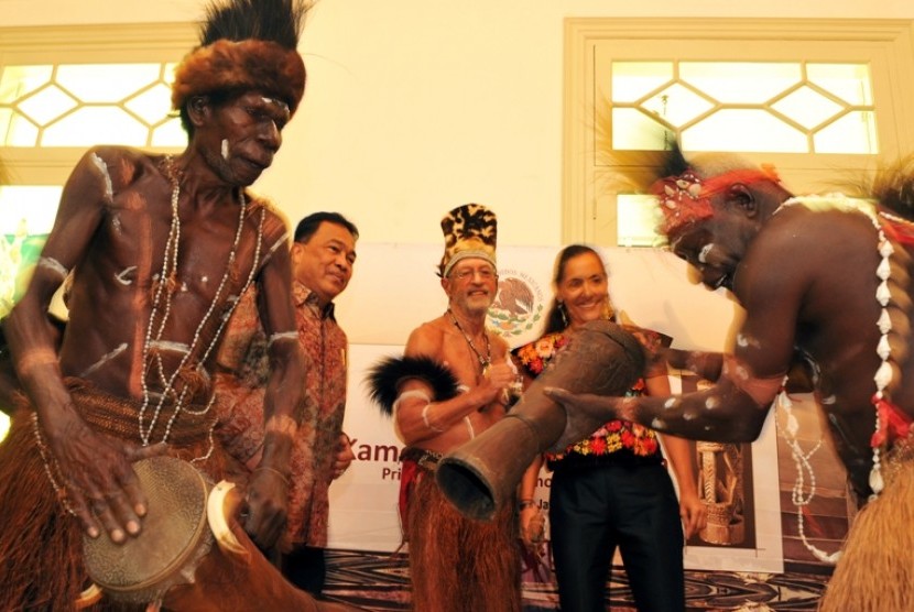 Presdir Freeport Indonesia (FI) Armando Mahler (kiri) bersama Dubes Meksiko Melba Pria (kanan) dan Konsultan FI untuk promosi dan sosialisasi seni budaya Papua ke masyarakat internasional, Dr Kal Muller (tengah) menari bersama Suku Komoro pada acara Komoro