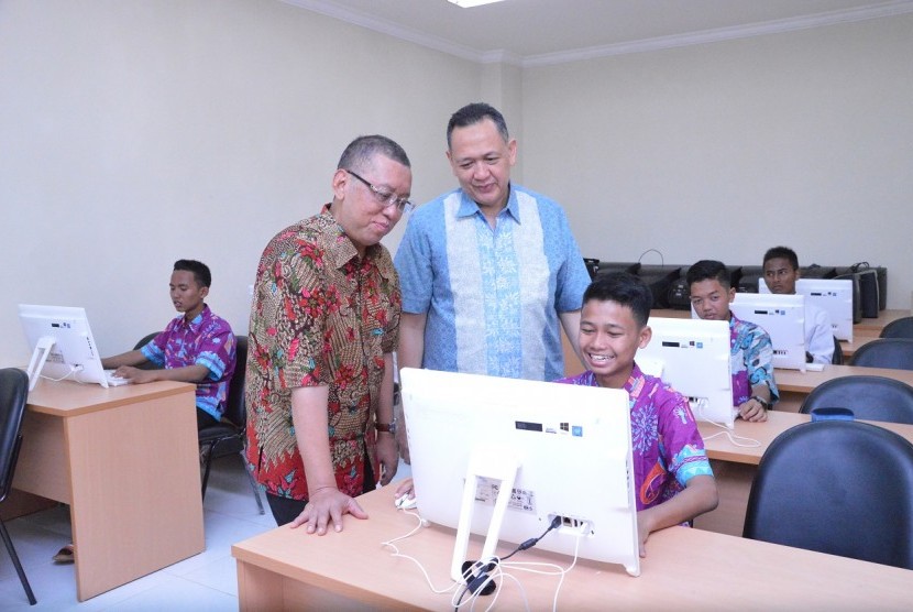 Presdir  Lintasarta  Arya Damar (kiri) dan Dirut  Bank Bukopin Glen Glenardi (kanan) meninjau ruang kelas dan para santri usai menandatangani MoU  di Pondok Pesantren  Darus Sa’adah , kawasan Sentul, Bogor, Jawa Barat, Jumat (31/3).