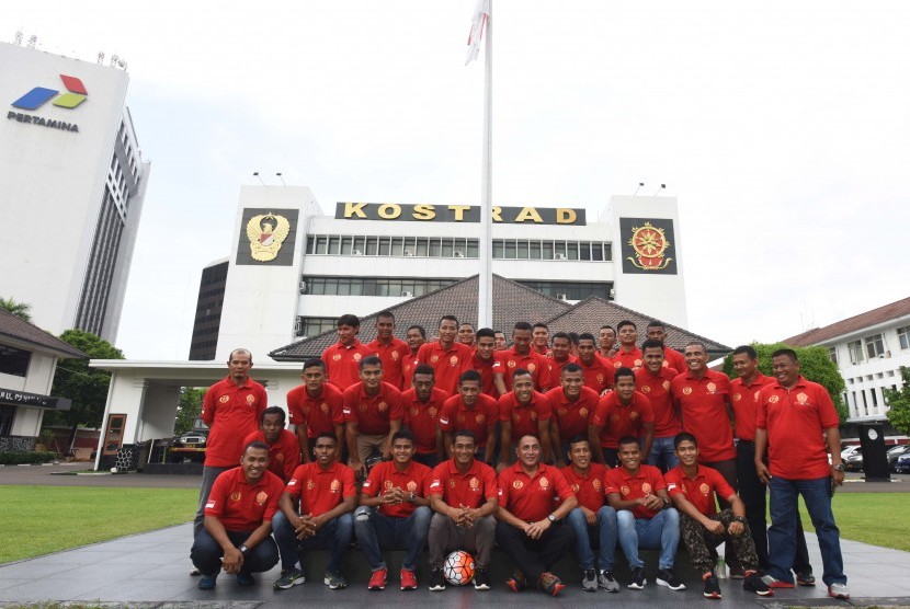 Presdir PS TNI yang juga Pangkostrad Letjen TNI Edy Rahmayadi (tengah) bersama pemain dan official PS TNI berfoto usai peluncuran di Makostrad, Jakarta, Selasa (19/4).