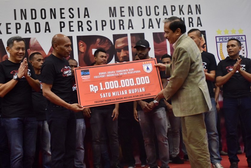 Presdir PT Freeport Indonesia Chappy Hakim (kanan) menyerahkan bonus secara simbolis kepada Ketua Umum Persipura Jayapura Benhur Tomi Mano (kedua kiri) disaksikan pemain dan ofisial Klub Persipura Jayapura di Jakarta, Jumat (6/1). 