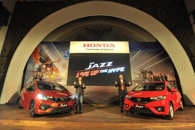 Presdir PT Honda Prospect Motor (PT HPM) Takehiro Watanabe (kiri) bersama Direktur Pemasaran dan Layanan Purna Jual Jonfis Fandy (kanan) berpose dengan mobil New Honda Jazz saat peluncurannya di Jakarta, Rabu (26/7). 