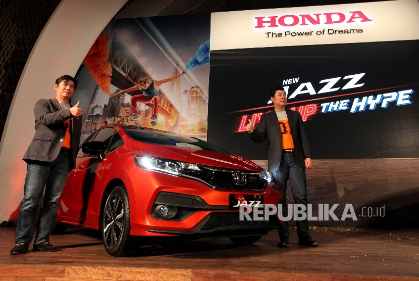 Presdir PT Honda Prospect Motor (PT HPM) Takehiro Watanabe (kiri) bersama Direktur Pemasaran dan Layanan Purna Jual Jonfis Fandy (kanan) berpose kepada wartawan pada peluncuran model baru New Honda Jazz di Kawasan SCBD, Jakarta, Rabu (26/7). 