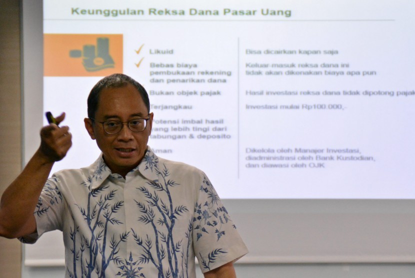 Presdir PT Manulife Aset Manajemen Indonesia Legowo Kusumonegoro memaparkan tentang hasil survei Manulife Investor Sentiment Index, di Semarang, Jateng, Rabu (23/3).