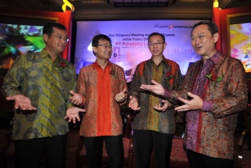 Presdir PT. Puradelta Lestari Tbk Teky Mailoa (kedua kiri), berbincang bersama Wakil Presdir Masahiro Koizumi (kiri), Direktur Independen Tondy Suwanto (kedua kanan) dan Direktur Hermawan Wijaya (kanan) 