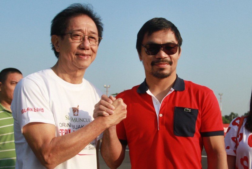 Presdir PT. Sido Muncul Irwan Hidayat (kiri) berjabat tangan dengan petinju Filipina Manny 