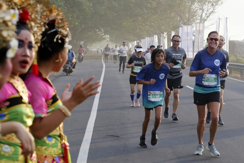 Presdir Tirta Investama (Danone-AQUA), Corine Tap (kanan) menjadi salah satu peserta kategori 10 K dalam Maybank Bali Marathon 2019, Ahad (8/9).