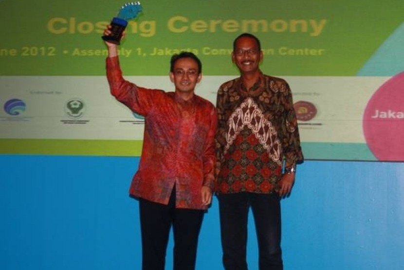 Presdir XL Hasnul Suhaimi menerika profi penghargaan ICA 2012