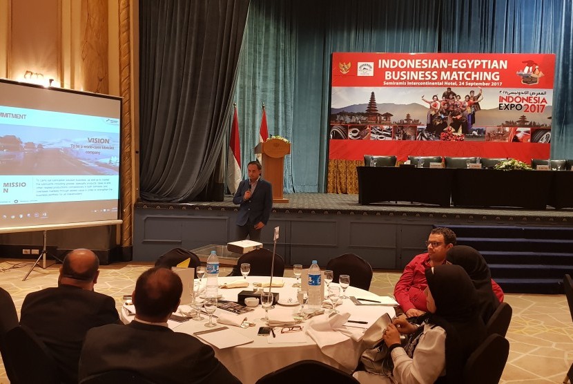 Presentasi Profil Perusahan oleh Eko Budiaso, Manager Grease & Specialty Products PT Pertamina Lubricants saat Indonesia – Egyptian Business Matching Indonesia Expo 2017