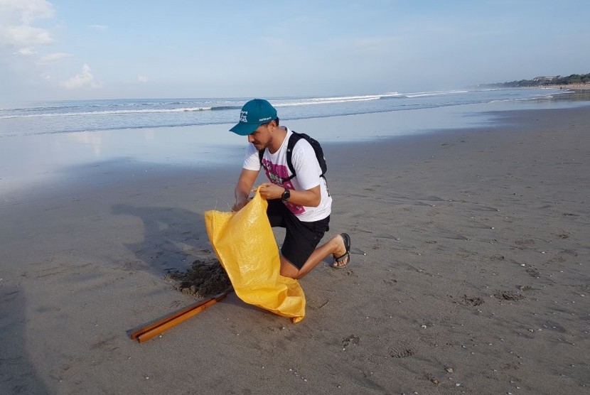 Presenter dan aktor Hamish Daud mendukung kampanye One Island One Voice 'Bali's Biggest Clean-Up' di Pantai Legian, Bali.