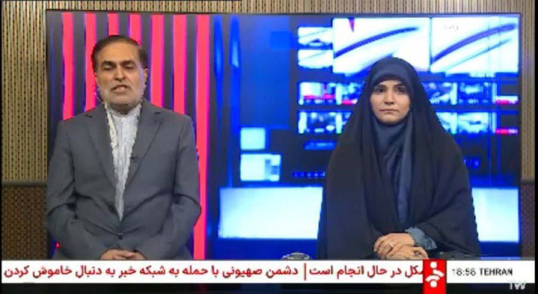 Presenter IRIB TV, Sahar Emami (kanan) kembali siaran tak lama setelah gedung IRIB TV dibom Israel, Senin (16/6/2025).