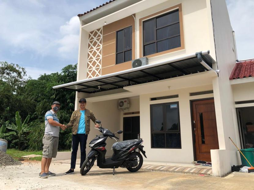 Presenter Kompas TV, Muhammad Syahreza (kanan) membeli rumah untuk kalangan milenial di Depok, Jawa Barat.