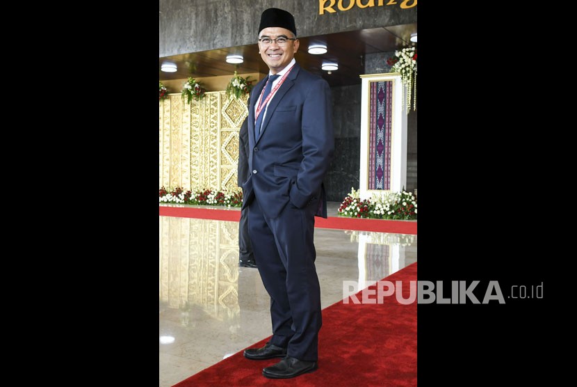 Presenter Muhammad Farhan barpose sebelum mengikuti pelantikan Dewan Perwakilan Rakyat (DPR) periode 2019-2024 di Ruang Rapat Paripurna, Kompleks Parlemen, Senayan, Jakarta, Selasa (1/10/2019).