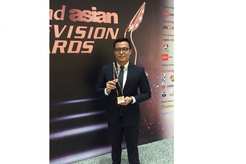 Presenter olahraga Pangeran Siahaan meraih penghargaan Best Sports Presenter dalam Asian TV Awards 2017