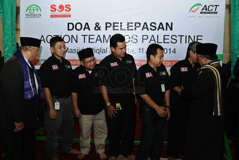 Ketua MUI Bid Luar Negeri Muhyidin Junaidi (kanan) memberikan ucapan doa saat melepas relawan yang berangkat ke Palestina di Jakarta, Jumat (11/7).L (Republika/ Tahta Aidilla).