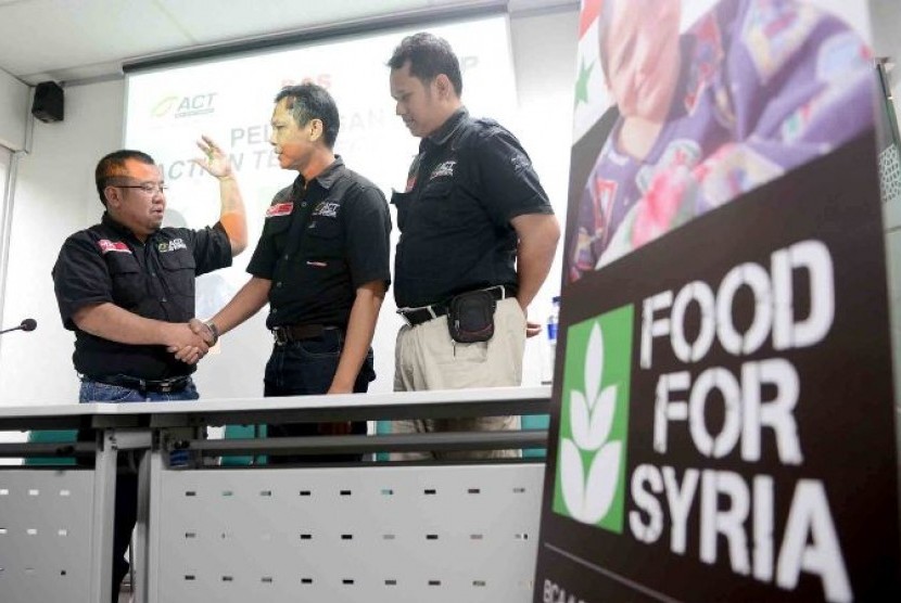 Presiden ACT Ahyudin melepas relawan 'Food for Syria', Selasa (3/9)