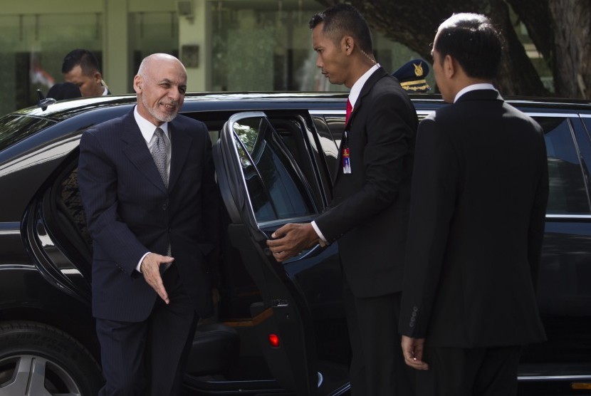 Afghan President Mohammad Ashraf Ghani (left) welcomed by President Joko Widodo (right) at the Merdeka Palace, Jakarta, Wednesday (April 5). 