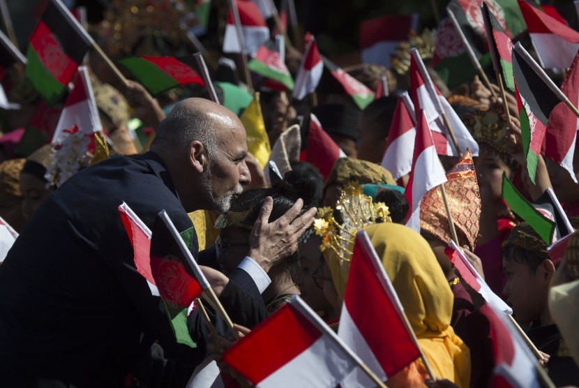 Presiden Afganistan Mohammad Ashraf Ghani mencium anak pembawa bendera di halaman Istana Merdeka, Jakarta, Rabu (5/4). 