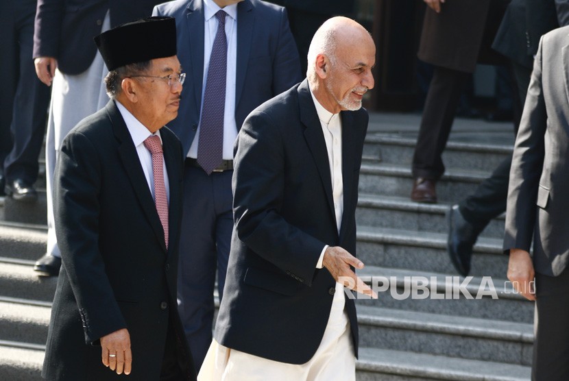 Presiden Afghanistan Ashraf Ghani dan Wakil Presiden Indonesia H. Muhammad Jusuf Kalla  berjalan keluar setelah upacara pembukaan Konferensi Proses Kabul di istana kepresidenan di Kabul, Afghanistan (28/2)