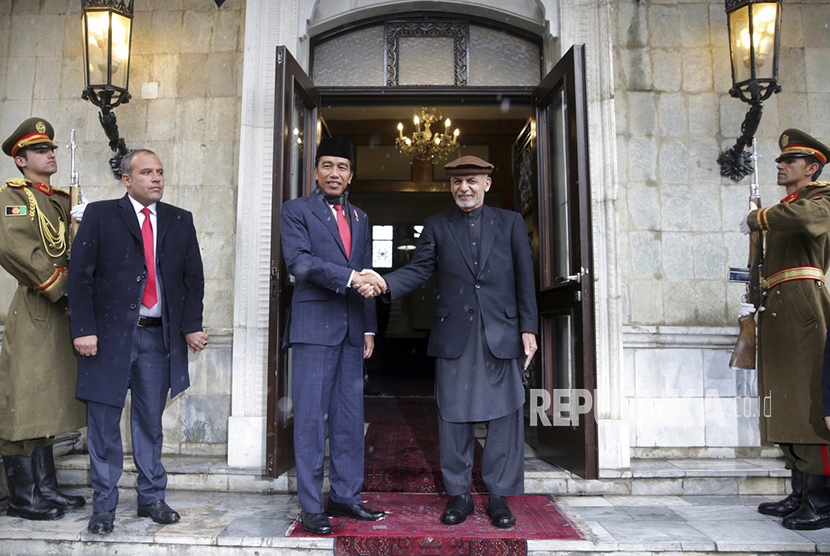  Presiden Afghanistan Ashraf Ghani menyambut kedatangan Presiden Jokowi di Istana Presiden, Kabul, Senin (29/1).