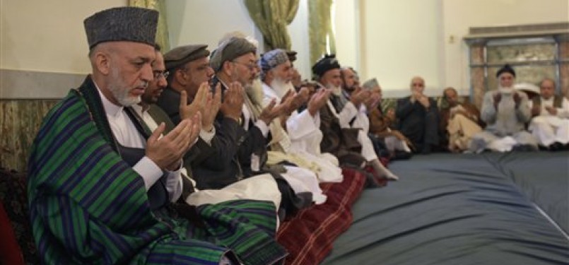 Presiden Afghanistan, Hamid Karzai (kiri), berdoa saat upacara pemakaman mantan Presiden Burhanuddin Rabbani di masjid Istana Kepresidenan di Kabul, Afghanistan (24/9).