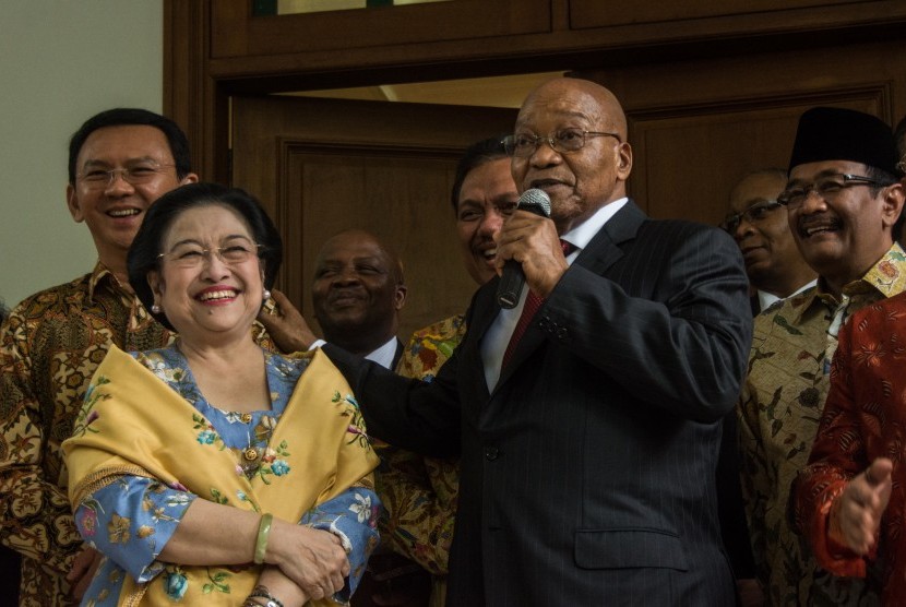 Presiden Afrika Selatan Jacob Zuma (ketiga kanan) didampingi mantan Presiden yang juga Ketua Umum PDIP Megawati Soekarnoputri (kedua kiri), Gubernur DKI Jakarta nonaktif Basuki Tjahaja Purnama atau Ahok (kiri), dan Wakil Gubernur DKI Jakarta nonaktif Djaro