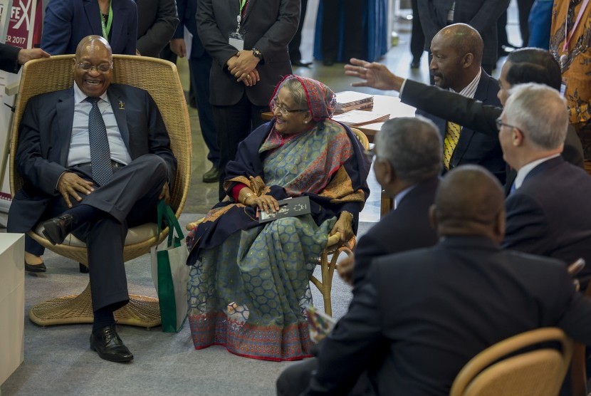 Presiden Afrika Selatan Jacob Zuma (kiri), PM Bangladesh Hasina Wajed (kedua kiri), Presiden Joko Widodo (keempat kiri) dan PM Australia Malcom Turnbull (kanan) duduk di kursi rotan produksi dalam negeri ketika mengunjungi pameran produk perdagangan
