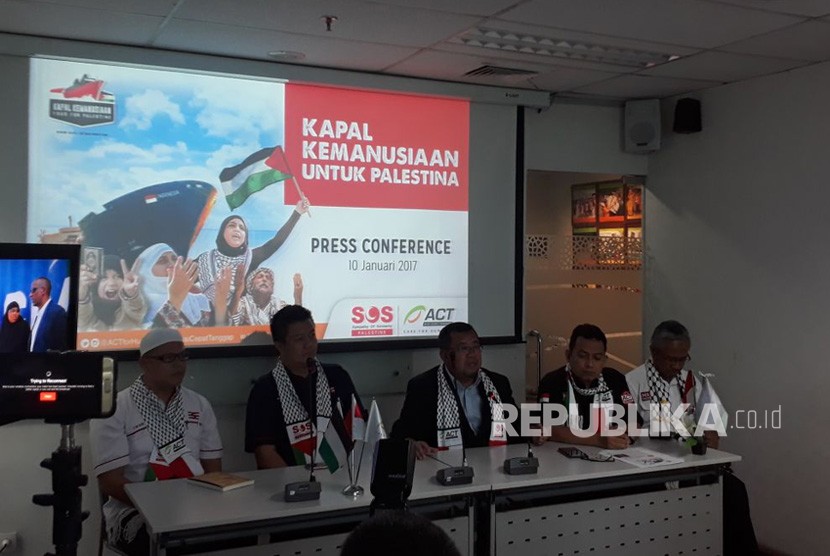 Presiden Aksi Cepat Tanggap (ACT), Ahyudin bersama timnya menyampaikan konferensi pers terkait pengiriman bantuan 10.000 ton beras ke Palestina di Kantor ACT, Menara 165, Jakarta Selatan, Rabu (10/1). n/Muhyiddin