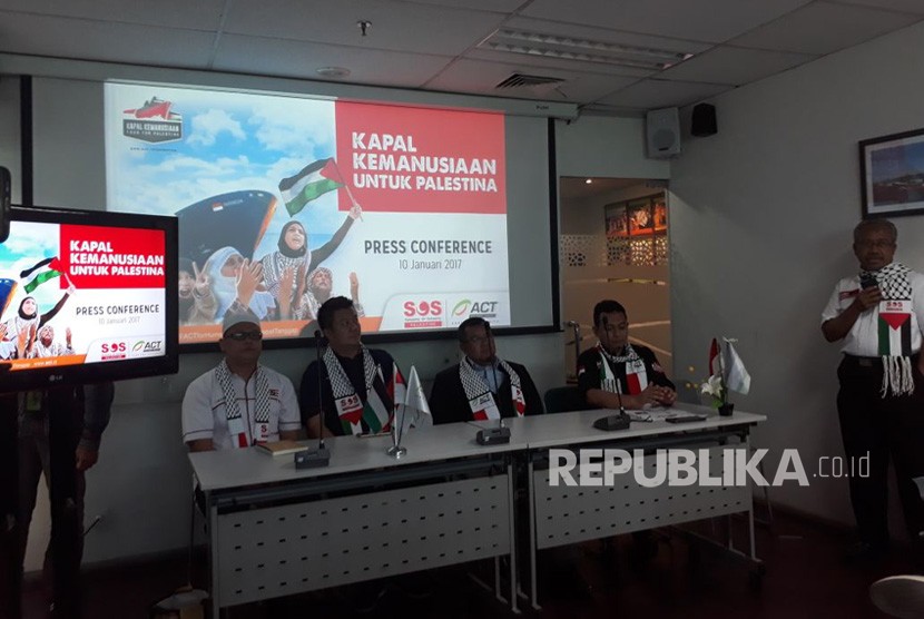 Presiden Aksi Cepat Tanggap (ACT), Ahyudin bersama timnya menyampaikan konferensi pers terkait pengiriman bantuan 10.000 ton beras ke Palestina di Kantor ACT, Menara 165, Jakarta Selatan, Rabu (10/1). n/Muhyiddin