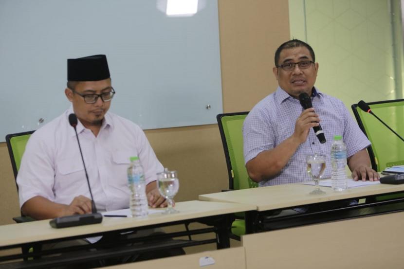 Presiden Aksi Cepat Tanggap (ACT) Ibnu Khajar (kanan) dan Dewan Syariah ACT Ustaz Bobby Herwibowo (Kiri) dalam sesi konferensi pers di Kantor ACT, Menara 165, Jakarta Selatan, Senin (4/7/2022). 