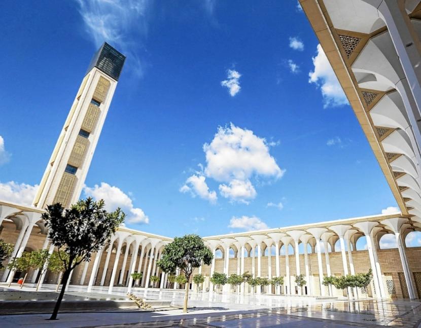 Presiden Aljazair Abdelmadjid Tebboune telah meresmikan Masjid Agung Aljir. Masjid terbesar ketiga di dunia dan terbesar di Afrika ini diresmikan pada Ahad (25/2/2024).
