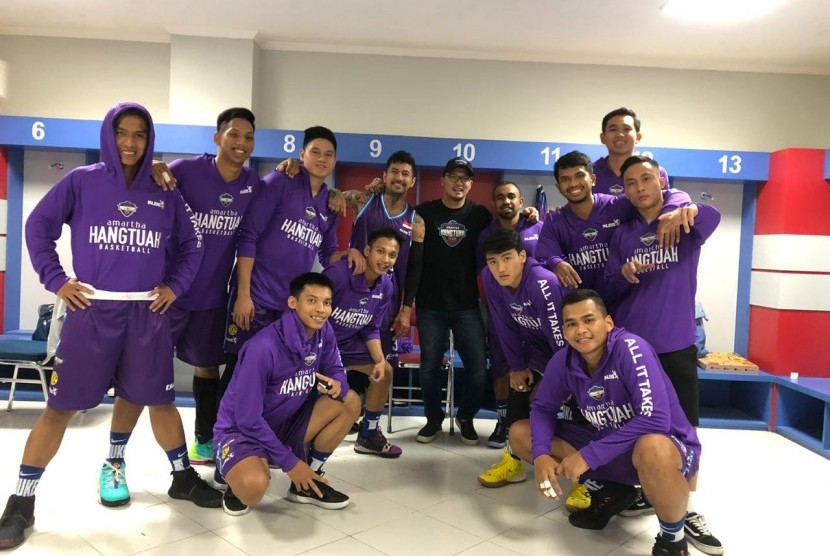 Presiden Amartha HangTuah, Gading Joedo (bertopi), bersama para pemain saat tampil di Piala Raja, awal Oktober 2019.