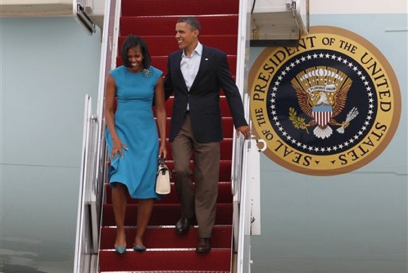 Presiden Amerika Serikat (AS) Barack Obama dan ibu negara, Michelle Obama, memang selalu terlihat akrab, seperti saat menuruni tangga pesawat kepresiden Air Force One di Pangkalan Angkatan Udara Andrews di Maryland, AS, Sabtu (5/5).  