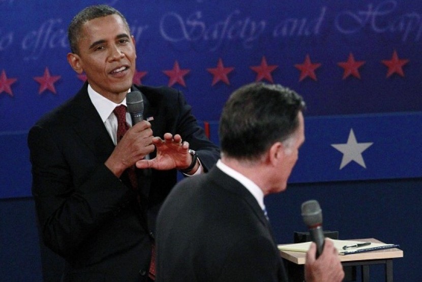 Presiden Amerika Serikat (AS), Barack Obama (kiri) menyela ucapan kandidat presiden, Mitt Romney, dalam debat kepresidenan kedua di Hempstead, New York, Selasa malam (Rabu pagi WIB)  