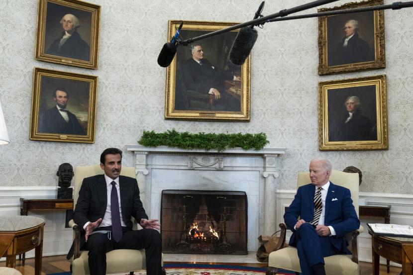 File - Presiden Amerika Serikat (AS) Joe Biden bertemu Emir Qatar, Sheik Tamim bin Hamad al-Thani di Oval Office, 31 Januari 2022.