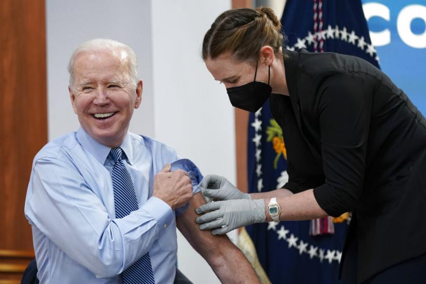 Presiden Amerika Serikat (AS) Joe Biden mendapatkan suntikan booster Covid-19 kedua pada Rabu (30/3/2022) di White House. 
