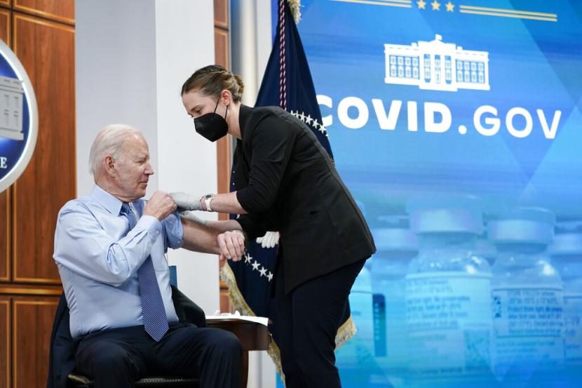 Presiden Amerika Serikat (AS) Joe Biden mendapatkan suntikan booster Covid-19 kedua pada Rabu (30/3/2022) di White House. 