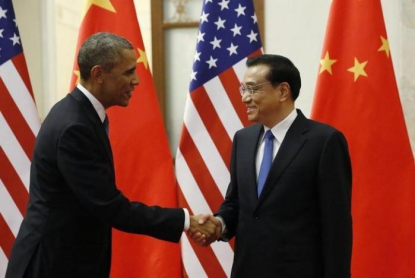 Presiden Amerika Serikat Barack Obama berjabat tangan dengan Perdana Menteri Cina Li Keqiang.