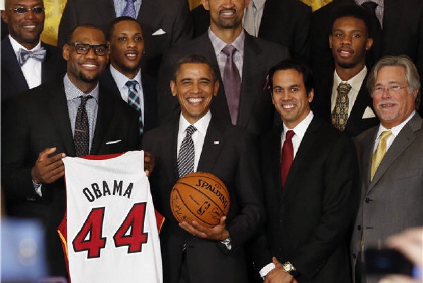 Presiden Amerika Serikat, Barack Obama, berpose bersama Lebron James (kiri) di Ruang Timur di Gedung Putih, Washington, Senin (18/1). 