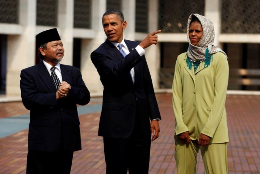 Presiden Amerika Serikat, Barack Obama beserta istri Michelle Obama saat berkunjung ke Masjid Istiqlal, 10 November 2010